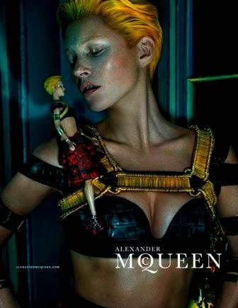 Kate Moss, pelo amarillo y look andrógino, imagen de Alexander McQueen