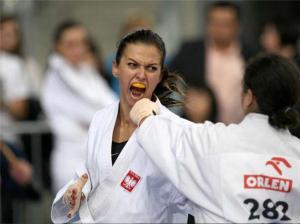 La mujer de Lewandowski es polaca y karateca, pero no se sabe si hacen la declaración conjunta. (Twitter)
