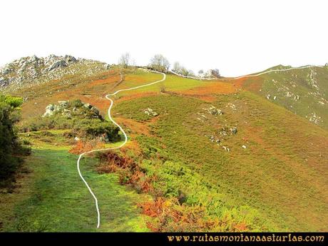 Detalle del camino a la cima de la Colladina Detalle del camino a la cima de la Colladina