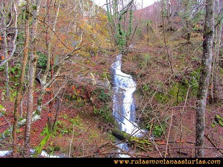 Cascada durante el recorrido de la ruta Cascada durante el recorrido de la ruta