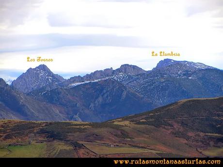 Vista de las montañas losTornos y la Llambria Vista de las montañas losTornos y la Llambria