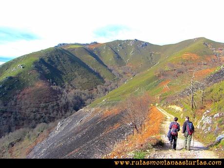 Caminando en la bajada de la Colladina Caminando en la bajada de la Colladina