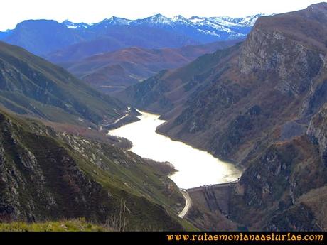 Vista del embalse de Tanes en Asturias Vista del embalse de Tanes en Asturias