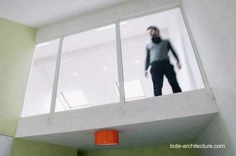 Esta imagen permite apreciar la proporción de las ventanas interiores del ático Vista de un ático con ventanas al interior de la casa