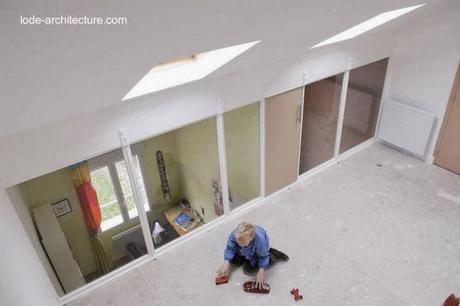 En este ángulo se ve un lado y parte del extremo que corresponde al fondo de la casa Ático y sala de juegos infantiles en una casa de Francia
