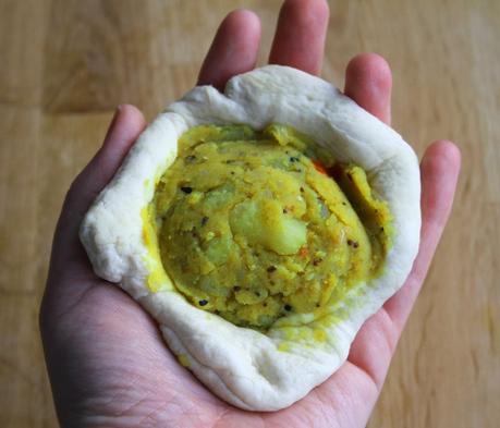 Amritsari naan, pan hindú relleno Amritsari naan, pan hindú relleno