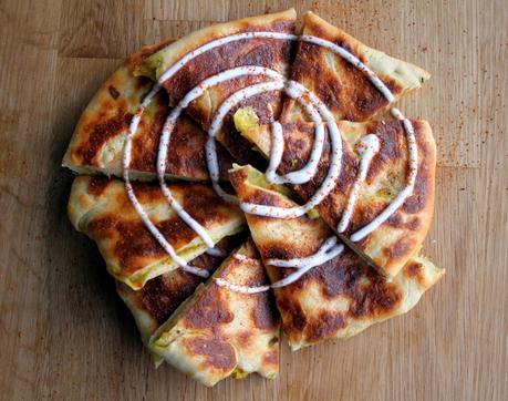 Amritsari naan, pan hindú relleno Amritsari naan, pan hindú relleno