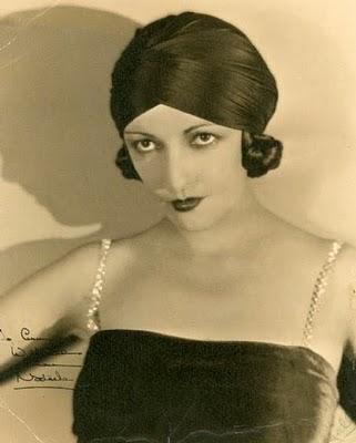 Un parecido físico, una mujer extraordinaria y un noble español. Un parecido físico, una mujer extraordinaria y un noble español.