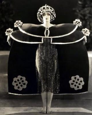 Un parecido físico, una mujer extraordinaria y un noble español. Un parecido físico, una mujer extraordinaria y un noble español.