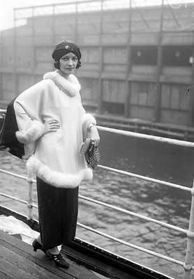 Un parecido físico, una mujer extraordinaria y un noble español. Un parecido físico, una mujer extraordinaria y un noble español.