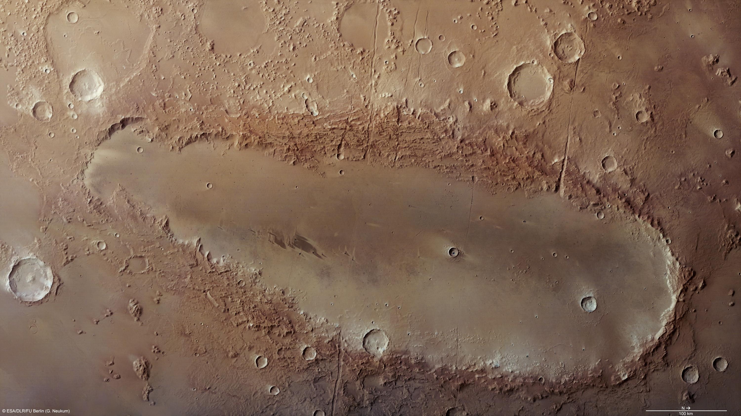 Orcus Patera, un cráter singular