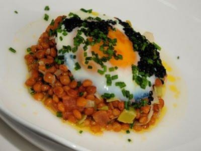 Lentejas en ensalada con huevo pochado Lentejas en ensalada con huevo pochado