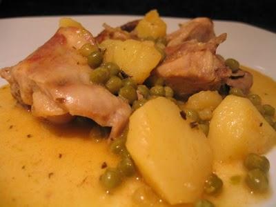 Conejo con patatas y guisantes Conejo con patatas y guisantes