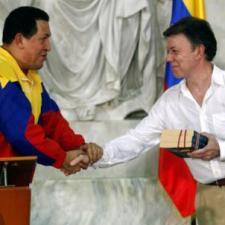 Santos pacta con Chávez.