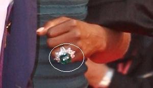 Naomi Campbell luce un impresionante anillo en el Festival de Venecia.