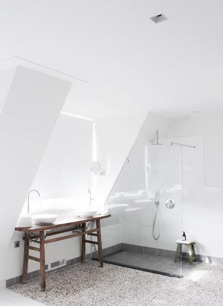 Sutileza en un interior puramente blanco. Diseño y composición. Sutileza en un interior puramente blanco. Diseño y composición.