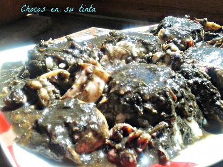 CHOCOS EN SU TINTA AL ESTILO REDONDELA CON ARROZ AL LIMÓN CHOCOS EN SU TINTA AL ESTILO REDONDELA CON ARROZ AL LIMÓN