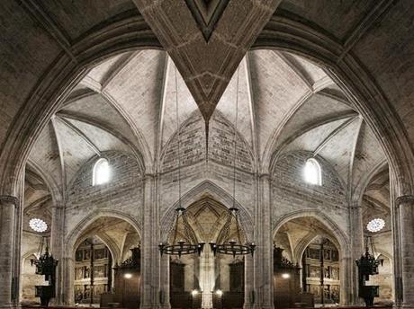 Arte y Vino: la Iglesia de Santa María y el fotógrafo Ángel Hernández. Arte y Vino: la Iglesia de Santa María y el fotógrafo Ángel Hernández.