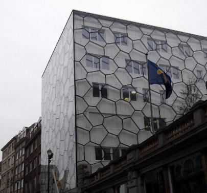 Un curioso teselado de vidrio en Bruselas Parlamento Perspec R