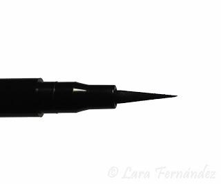 Superfine eyeliner pen de Essence. Superfine eyeliner pen de Essence.
