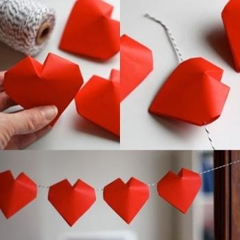 Una guirnalda hecha con corazones de origami