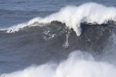 Andrew Cotton surfea una ola monstruosa en Nazaré