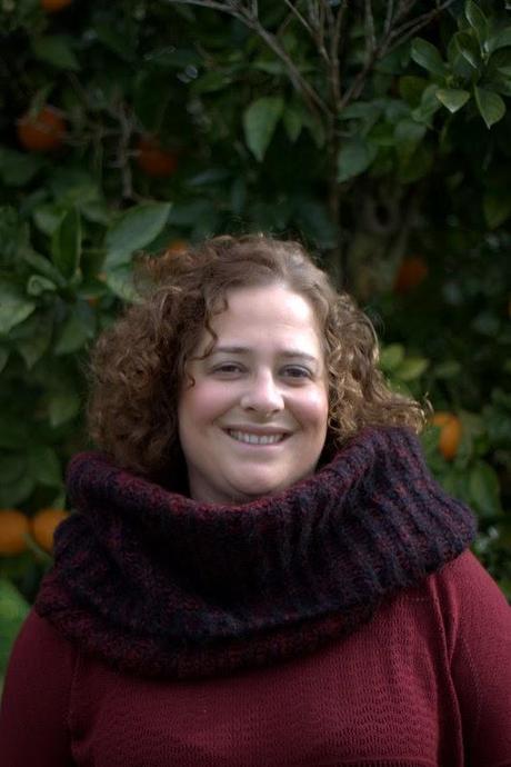 Medio look con un jersey, dos cuellos, un collar y un montón de naranjas. Medio look con un jersey, dos cuellos, un collar y un montón de naranjas.