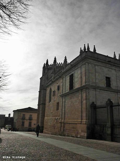 Cerca de la Catedral; La Casa del Cid