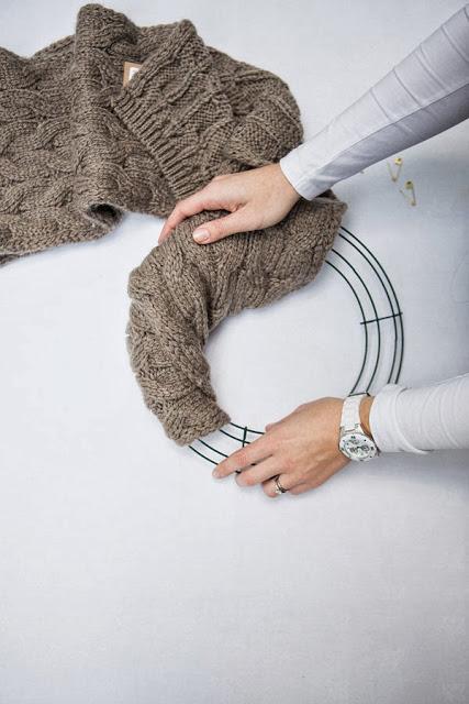 DIY NAVIDEÑO: UNA CORONA DE NAVIDAD HECHA CON UNA BUFANDA DIY NAVIDEÑO: UNA CORONA DE NAVIDAD HECHA CON UNA BUFANDA