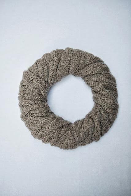 DIY NAVIDEÑO: UNA CORONA DE NAVIDAD HECHA CON UNA BUFANDA DIY NAVIDEÑO: UNA CORONA DE NAVIDAD HECHA CON UNA BUFANDA