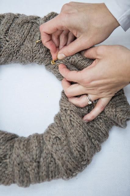DIY NAVIDEÑO: UNA CORONA DE NAVIDAD HECHA CON UNA BUFANDA DIY NAVIDEÑO: UNA CORONA DE NAVIDAD HECHA CON UNA BUFANDA