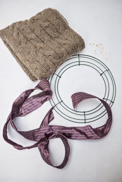 DIY NAVIDEÑO: UNA CORONA DE NAVIDAD HECHA CON UNA BUFANDA DIY NAVIDEÑO: UNA CORONA DE NAVIDAD HECHA CON UNA BUFANDA