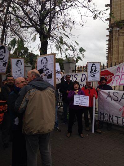 Afectados y miembros del 15M en el Parlamento Afectados y miembros del 15M en el Parlamento