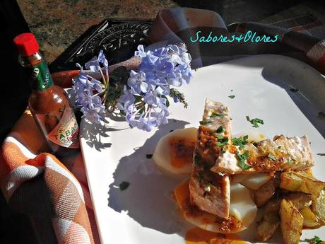 SALMON SALVAJE EN SALSA DE AJO Y PIMENTÓN CON CHOYOTAS SALMON SALVAJE EN SALSA DE AJO Y PIMENTÓN CON CHOYOTAS