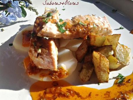 SALMON SALVAJE EN SALSA DE AJO Y PIMENTÓN CON CHOYOTAS SALMON SALVAJE EN SALSA DE AJO Y PIMENTÓN CON CHOYOTAS