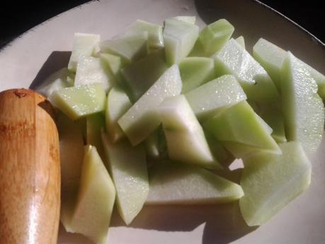 SALMON SALVAJE EN SALSA DE AJO Y PIMENTÓN CON CHOYOTAS SALMON SALVAJE EN SALSA DE AJO Y PIMENTÓN CON CHOYOTAS