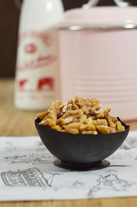 Piruletas variadas de chocolate y cuencos dulces para tu mesa Piruletas variadas de chocolate y cuencos dulces para tu mesa