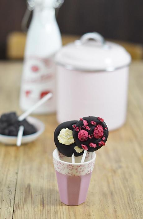 Piruletas variadas de chocolate y cuencos dulces para tu mesa Piruletas variadas de chocolate y cuencos dulces para tu mesa