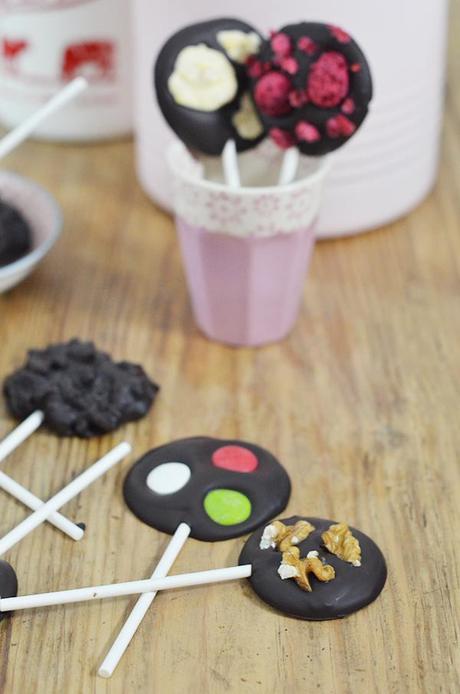 Piruletas variadas de chocolate y cuencos dulces para tu mesa Piruletas variadas de chocolate y cuencos dulces para tu mesa