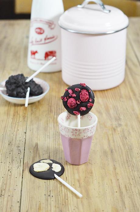 Piruletas variadas de chocolate y cuencos dulces para tu mesa Piruletas variadas de chocolate y cuencos dulces para tu mesa