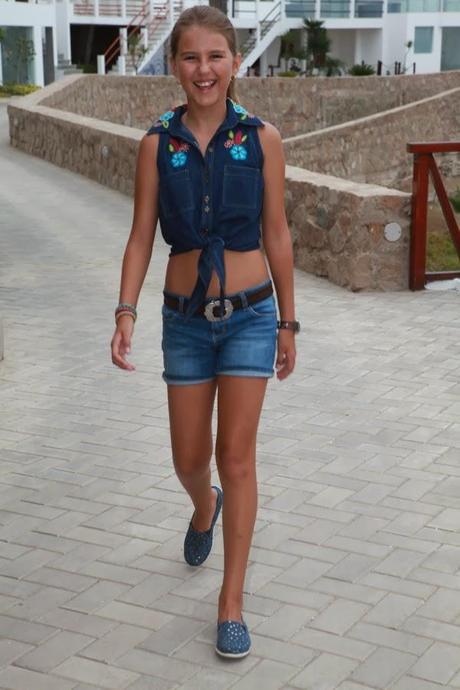 Moda para niñas Verano Short de jean, camisa de jean, looks para niñas, diseño Peruano, Patricia Arata Fotografia
