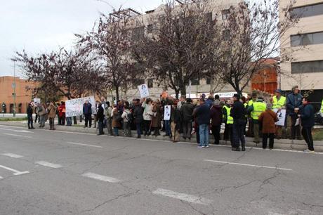 Afectados se manifiestan a las puertas del Parlamento Afectados se manifiestan a las puertas del Parlamento