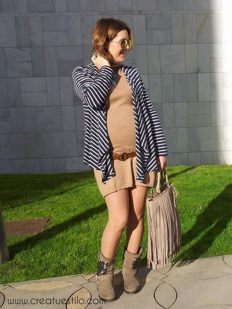 Look (premama o embarazada) con vestido camel y chaqueta marinera Look premamá con vestido camel y chaqueta marinera (9)