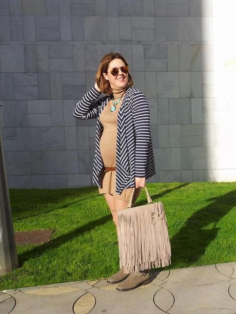 Look (premama o embarazada) con vestido camel y chaqueta marinera Look premamá con vestido camel y chaqueta marinera (9)