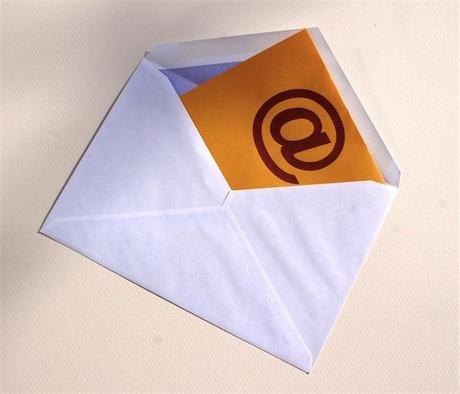 ✓ El email solo es un medio de comunicación Correo electrónico