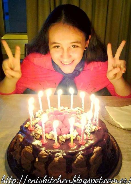 Tarta de nueces y crema de chocolate, con frambuesas y rocas de nueces caramelizadas! Tarta de cumpleaños de Tatiana! Tort de ciocolata si nu!ci cu zmeura si nuci caramelizate Tarta de nueces y crema de chocolate, con frambuesas y rocas de nueces caramelizadas! Tarta de cumpleaños de Tatiana! Tort de ciocolata si nu!ci cu zmeura si nuci caramelizate