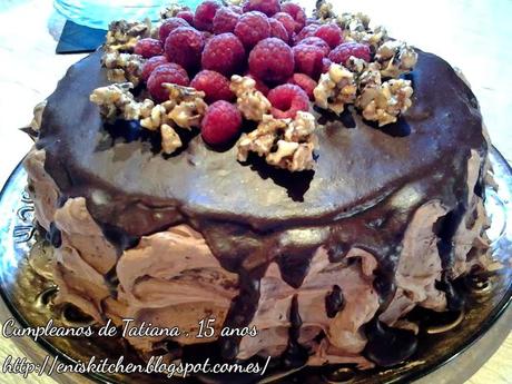 Tarta de nueces y crema de chocolate, con frambuesas y rocas de nueces caramelizadas! Tarta de cumpleaños de Tatiana! Tort de ciocolata si nu!ci cu zmeura si nuci caramelizate Tarta de nueces y crema de chocolate, con frambuesas y rocas de nueces caramelizadas! Tarta de cumpleaños de Tatiana! Tort de ciocolata si nu!ci cu zmeura si nuci caramelizate