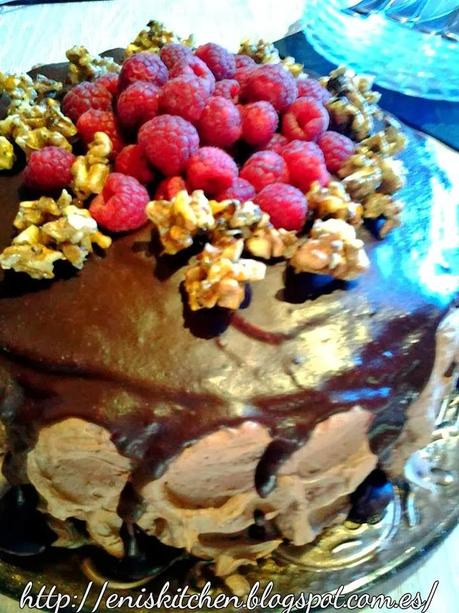 Tarta de nueces y crema de chocolate, con frambuesas y rocas de nueces caramelizadas! Tarta de cumpleaños de Tatiana! Tort de ciocolata si nu!ci cu zmeura si nuci caramelizate Tarta de nueces y crema de chocolate, con frambuesas y rocas de nueces caramelizadas! Tarta de cumpleaños de Tatiana! Tort de ciocolata si nu!ci cu zmeura si nuci caramelizate