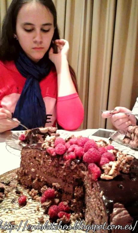 Tarta de nueces y crema de chocolate, con frambuesas y rocas de nueces caramelizadas! Tarta de cumpleaños de Tatiana! Tort de ciocolata si nu!ci cu zmeura si nuci caramelizate Tarta de nueces y crema de chocolate, con frambuesas y rocas de nueces caramelizadas! Tarta de cumpleaños de Tatiana! Tort de ciocolata si nu!ci cu zmeura si nuci caramelizate