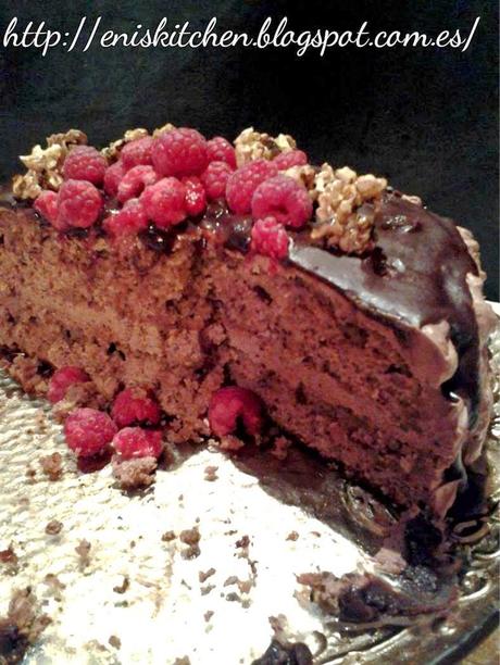 Tarta de nueces y crema de chocolate, con frambuesas y rocas de nueces caramelizadas! Tarta de cumpleaños de Tatiana! Tort de ciocolata si nu!ci cu zmeura si nuci caramelizate Tarta de nueces y crema de chocolate, con frambuesas y rocas de nueces caramelizadas! Tarta de cumpleaños de Tatiana! Tort de ciocolata si nu!ci cu zmeura si nuci caramelizate